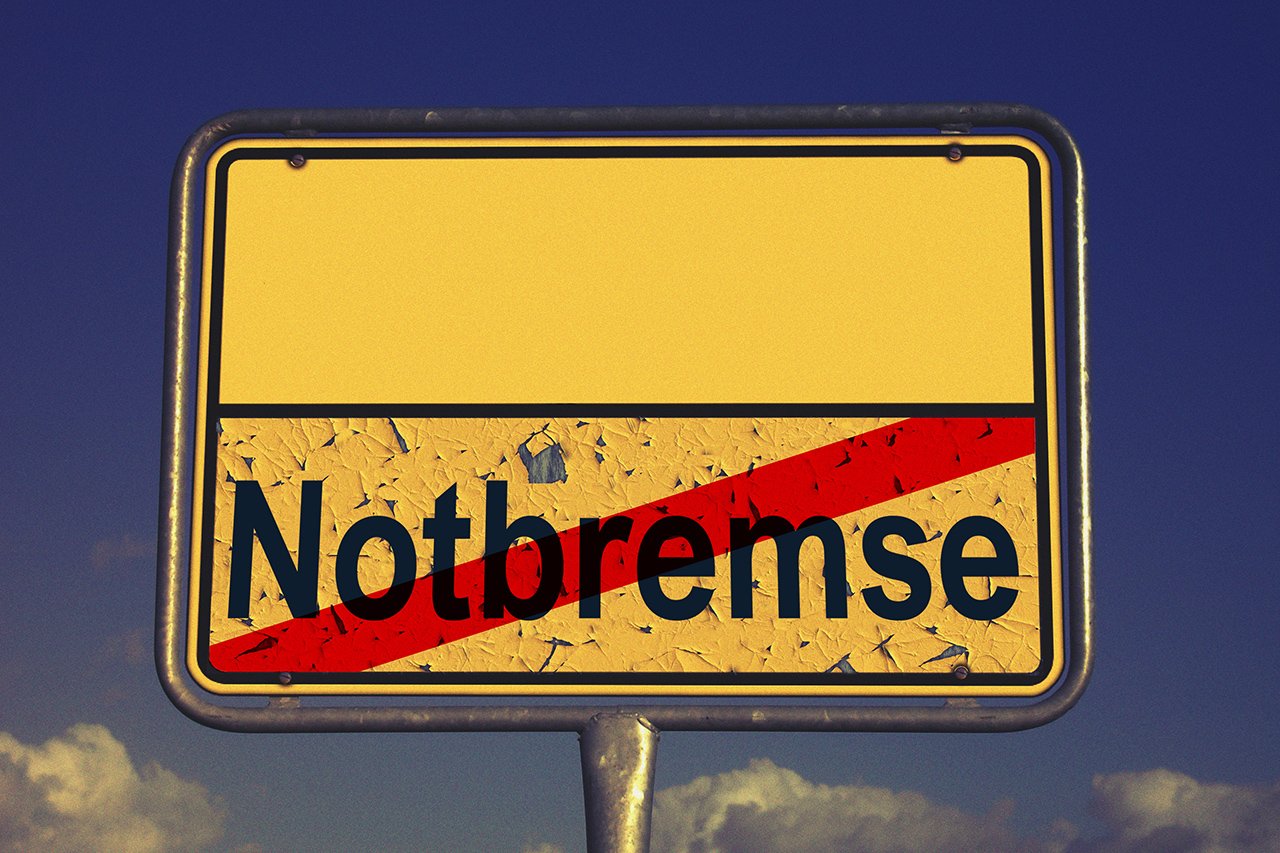 Ende der Notbremse, Ortsausgangsschild, Covid-19 Ende der Notbremse, Ortsausgangsschild, Covid-19