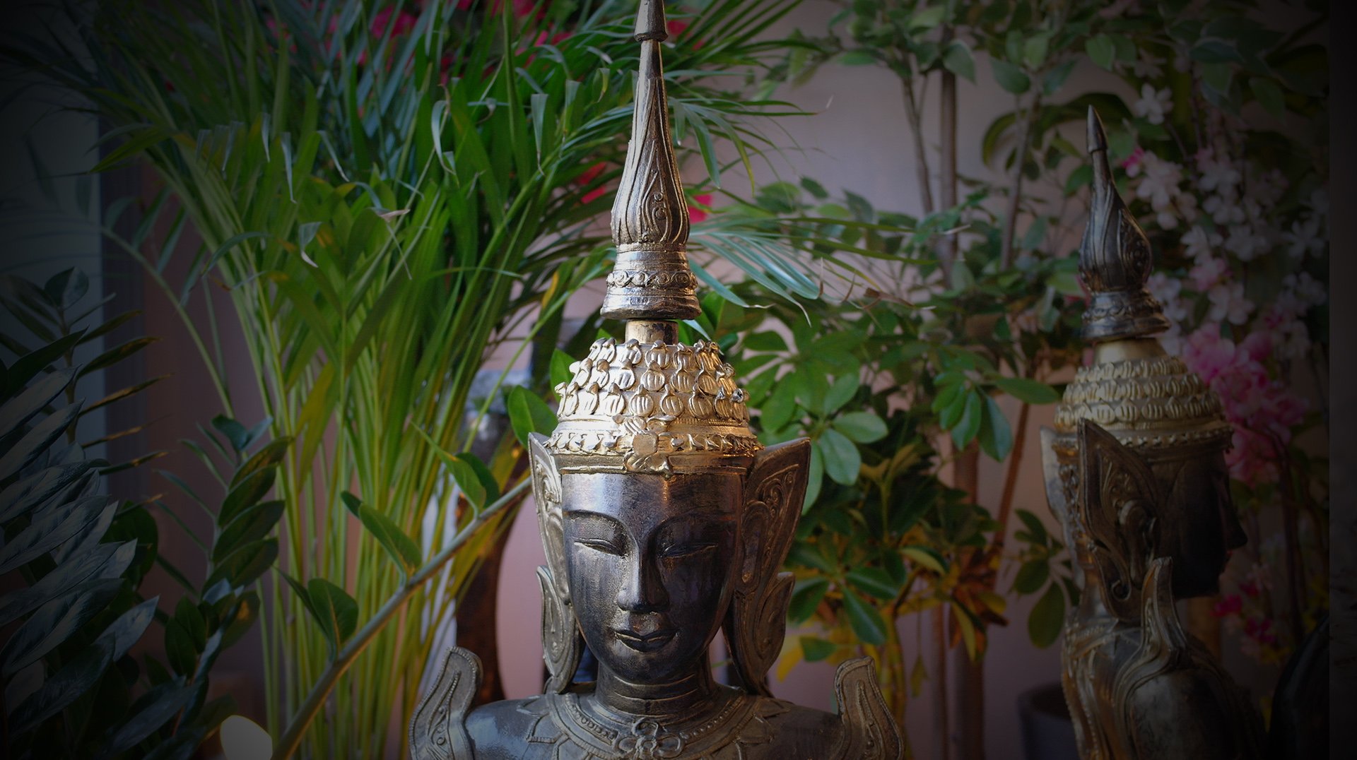 Blick in den Garten mit Wächterfigur