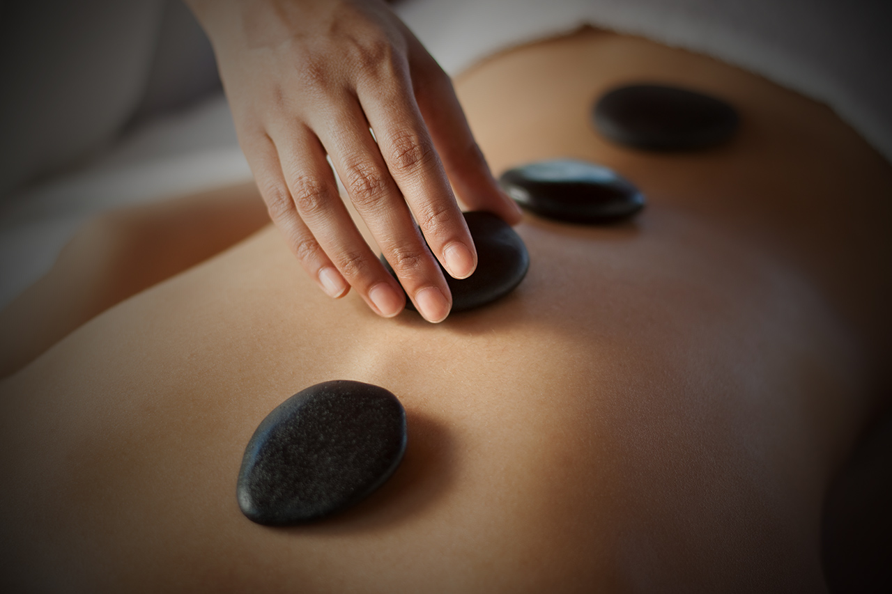 hot-stone-massage-Therapie - Stockfoto