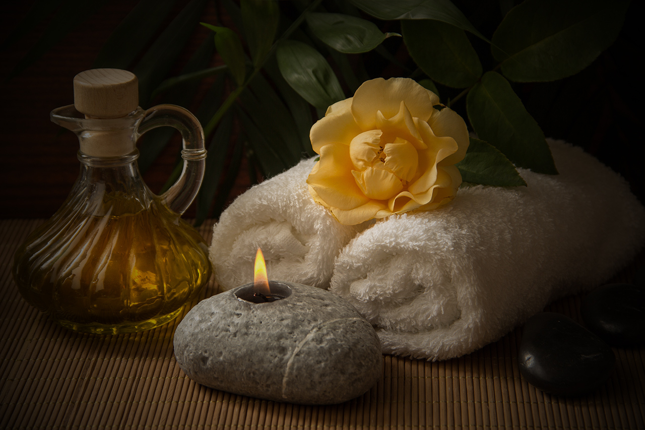 Stilleben mit Karaffe, Handtücher weiß und gerollt, Kerze